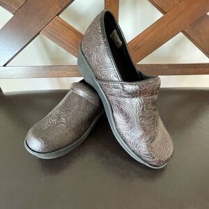 SafeTstep  comfort mules size 8